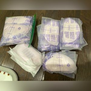 Lot of disposable nursing pads